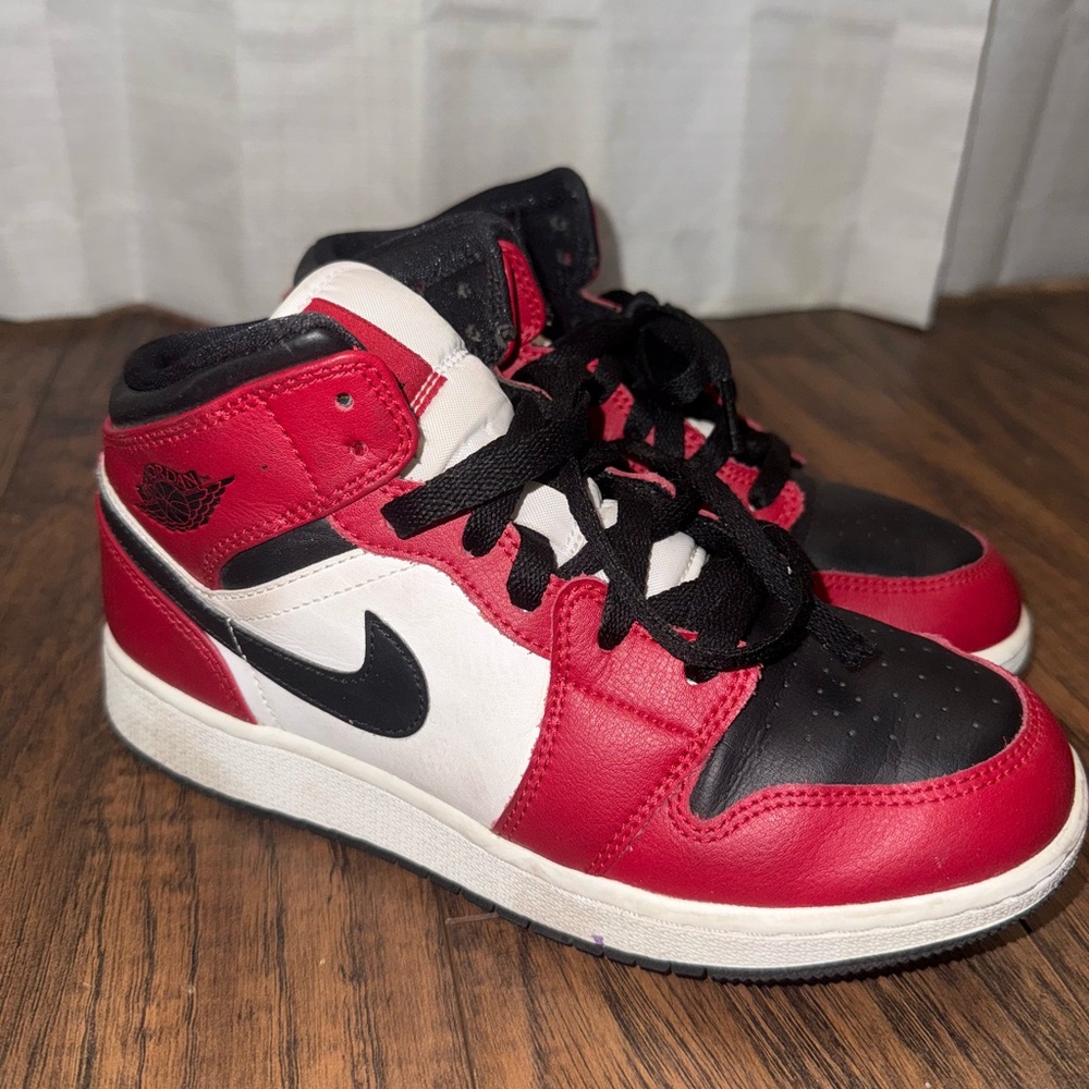 Nike Kids Red, Black, and White Sneakers jordan 1